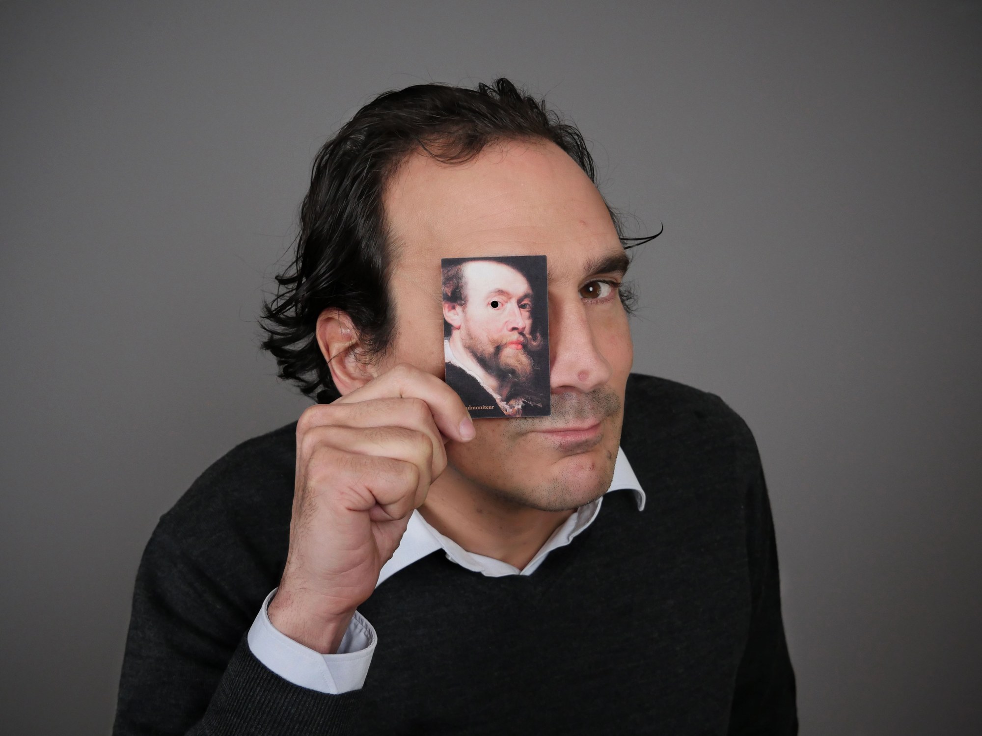 La carte tenue devant le visage